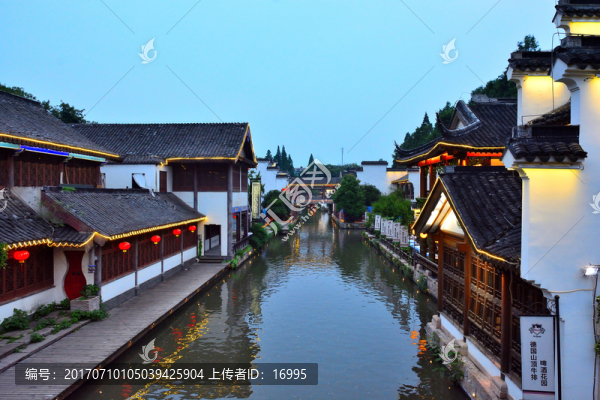 水街夜景