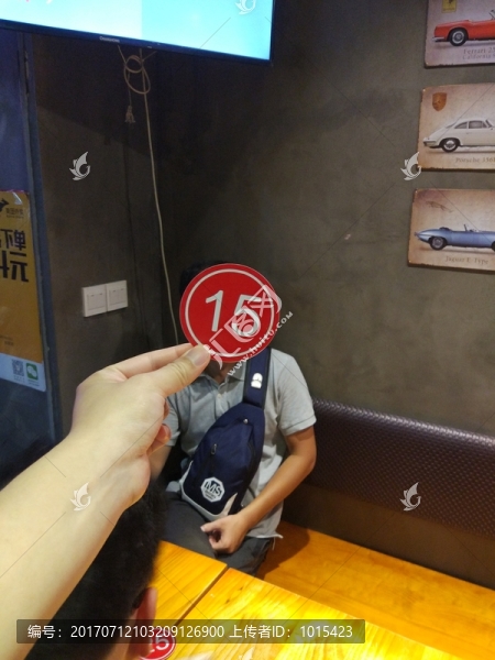 手拿號(hào)碼牌