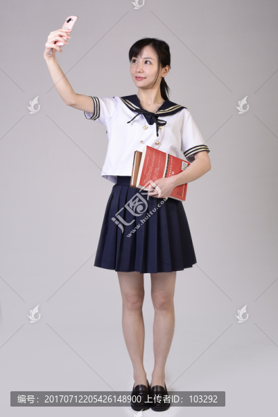 拿手機自拍的女學生
