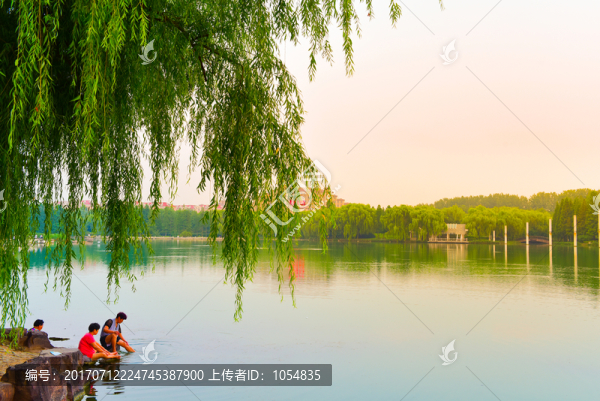 湖邊風(fēng)景
