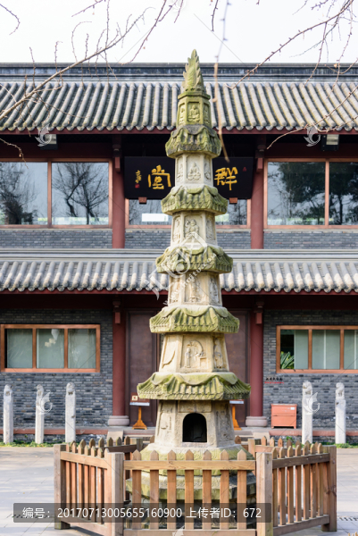 群賢堂前石塔