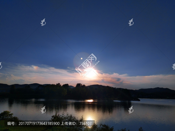 黃昏下的山和湖泊