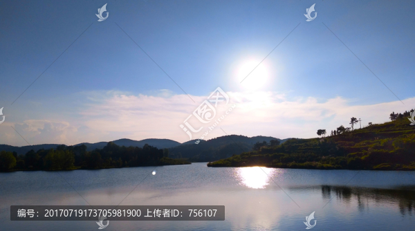 黃昏下的水庫