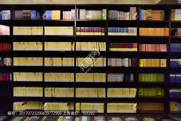 擺滿書的書架