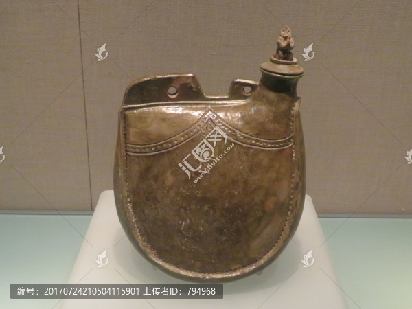 遼代醬釉猴紐蓋雞冠壺