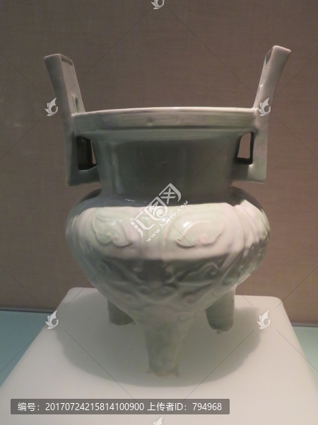 景德鎮(zhèn)窯青白釉饕餮紋雙耳三足爐