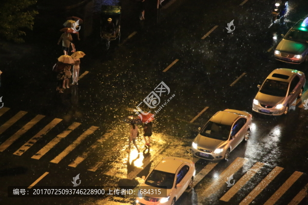 雨夜,馬路,燈光
