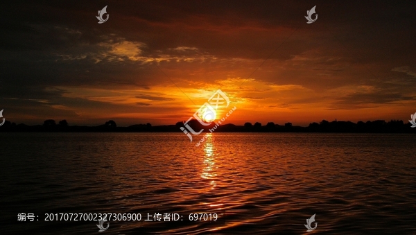 庫布其沙漠七星湖日出