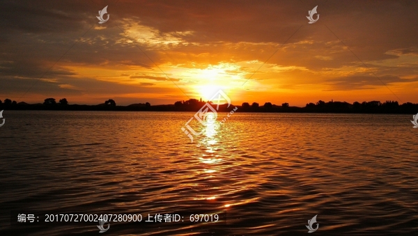 庫布其沙漠七星湖日出