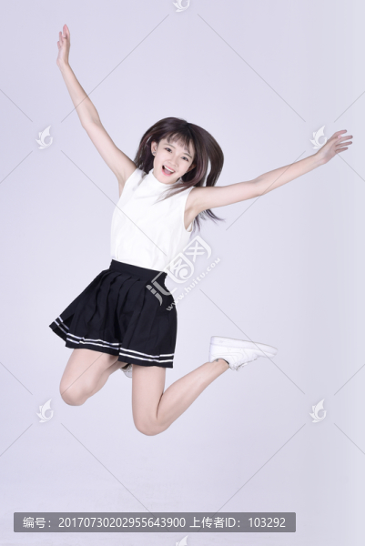 開心跳躍的女生