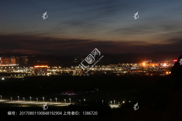 夜幕下燈光亮起的城市馬路