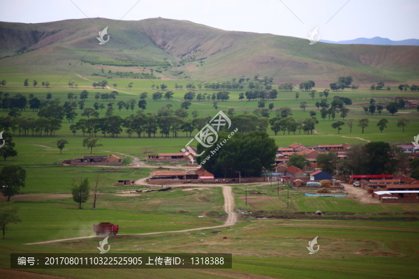 草原村莊遠(yuǎn)山