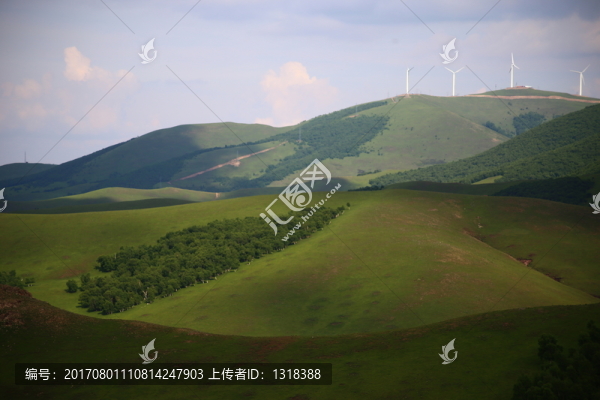 草原遠(yuǎn)山風(fēng)車(chē)