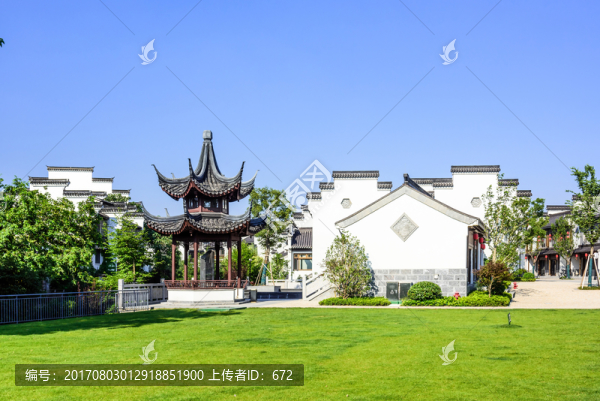 仿古建筑與綠草地