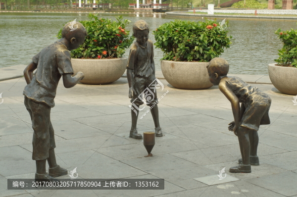 玩陀螺的小孩銅像