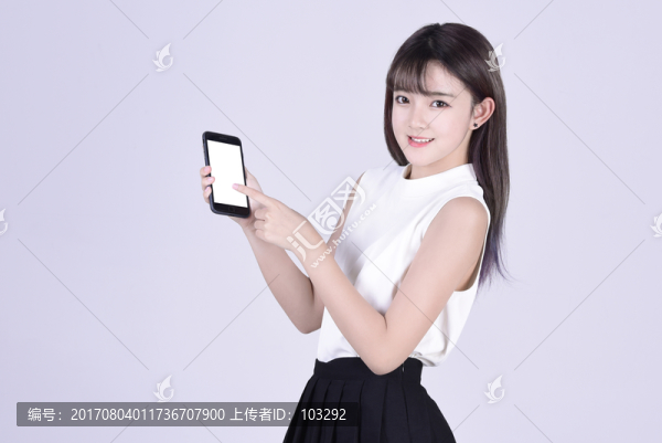 展示手機屏幕的女孩