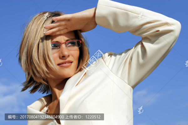 望向遠(yuǎn)方的年輕女子