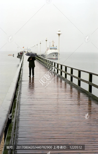 然后站在雨中…