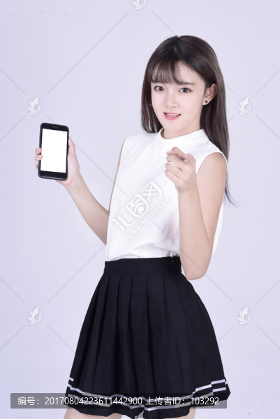 展示手機屏幕的女孩