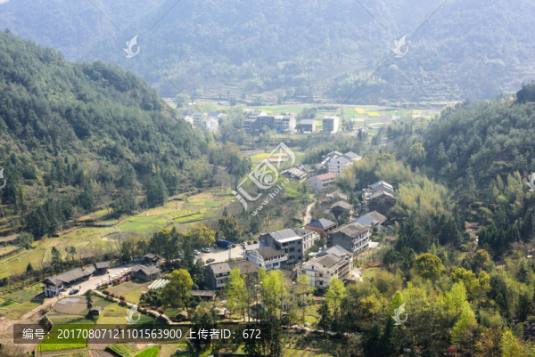 崖下庫(kù)風(fēng)景區(qū)俯瞰山村