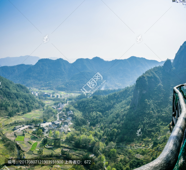 崖下庫風(fēng)景區(qū)俯瞰山村