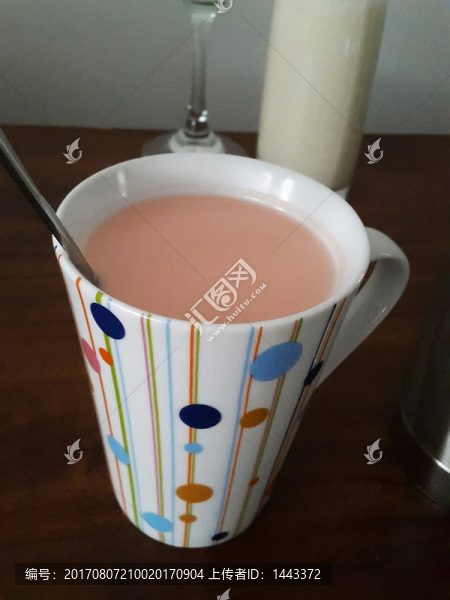 一杯草莓牛奶