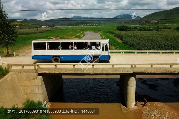 朝鮮鄉(xiāng)村的公共汽車(chē)