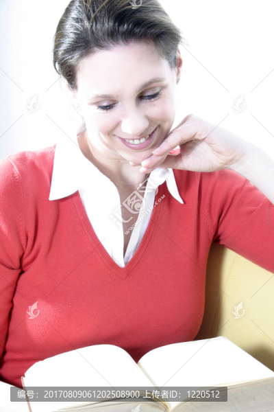 女人笑了