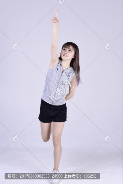 手指上方的可愛女生