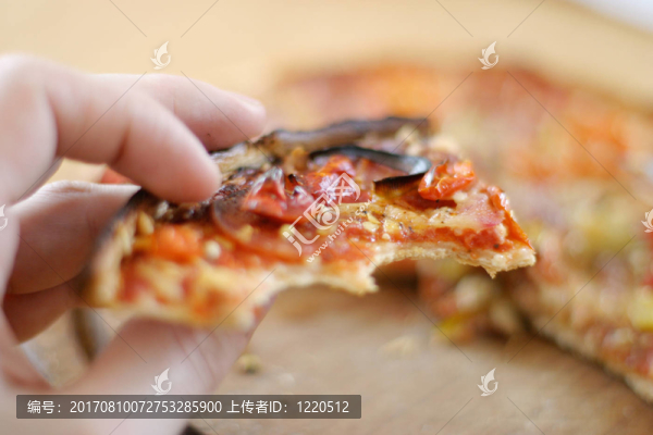 咬