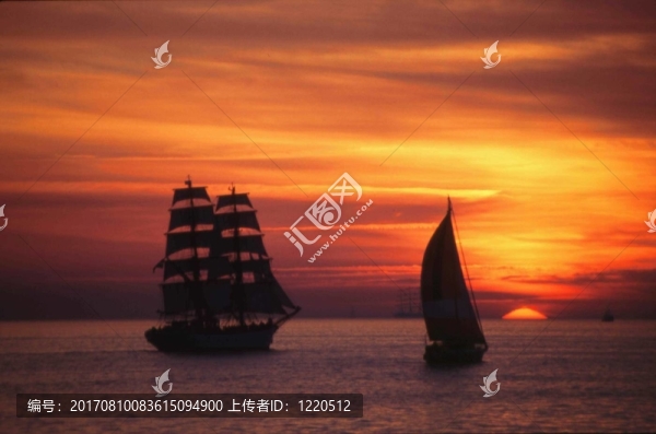 帆船在日落