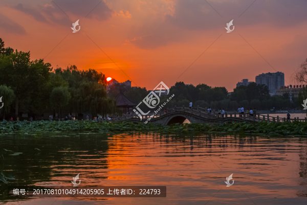 明湖落日