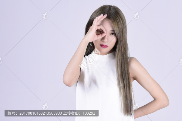 做OK手勢(shì)的時(shí)尚美女