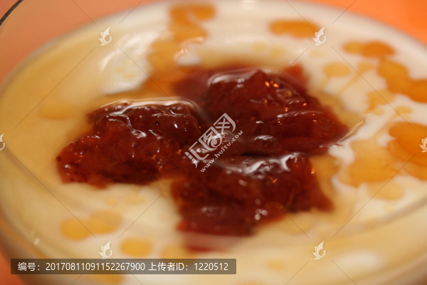 天然酸奶，草莓醬和焦糖