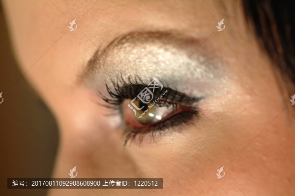 迷人的女人的眼睛