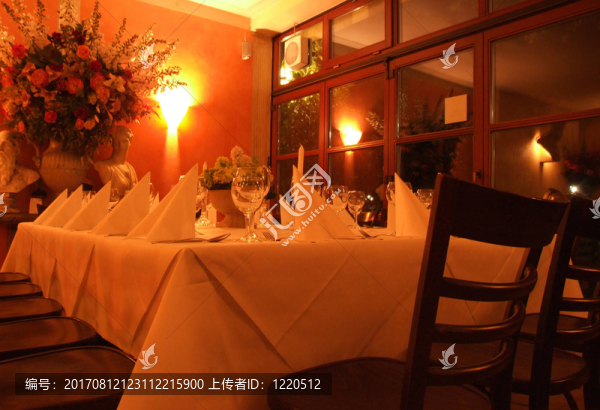 大餐桌上