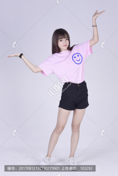 雙手做托起動(dòng)作的女孩