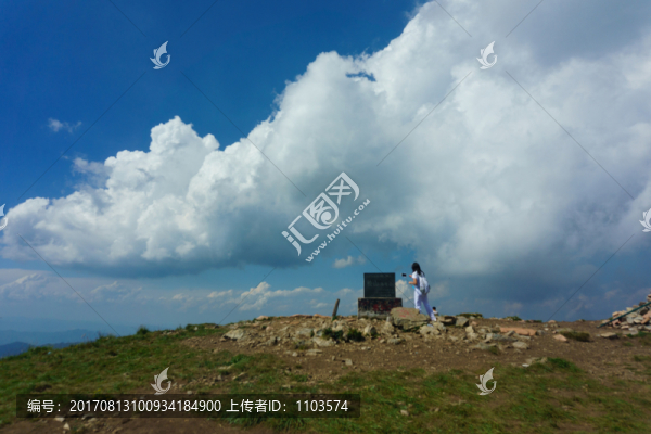 海坨山徒步露營藍(lán)天白云