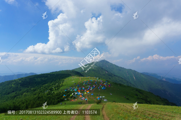 海坨山徒步露營(yíng)藍(lán)天白云