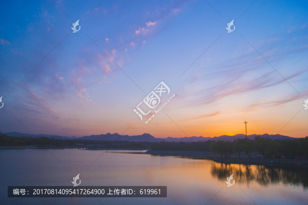美麗湖景晚霞