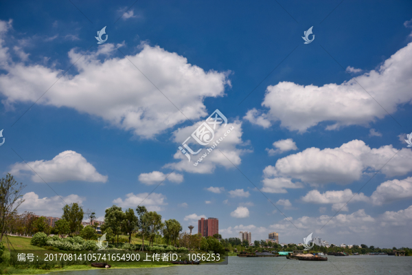 夏季藍天