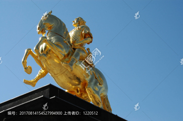 八月強烈
