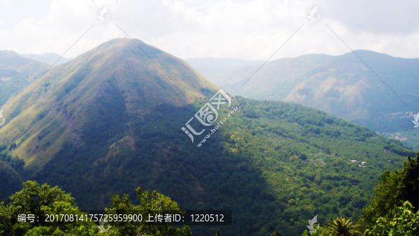 山上薄霧