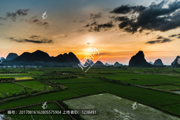 夕陽下的山川田園
