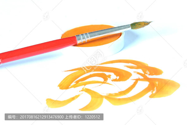 用畫筆和顏料作畫