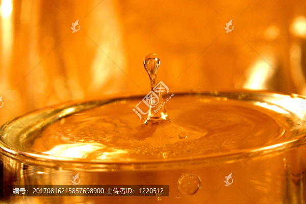 水滴在黃金里