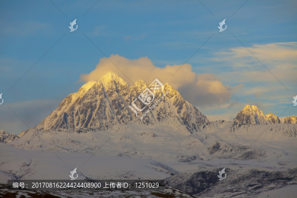 日照金山,雅拉神山