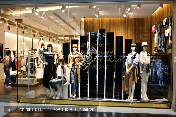 服裝專賣店櫥窗