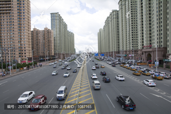 城市建筑群,穿梭車流
