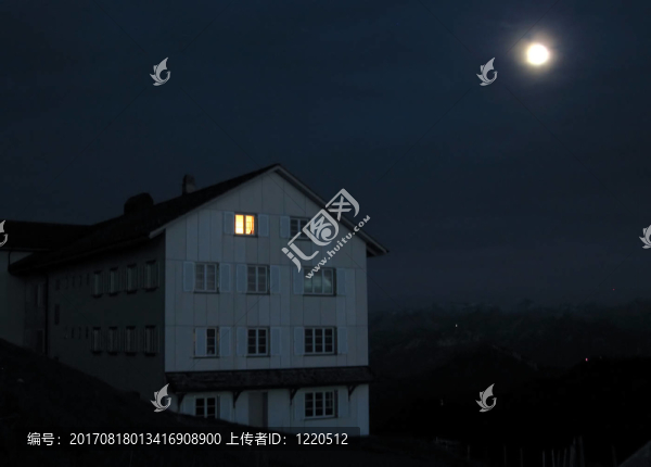 滿月與明亮的窗戶